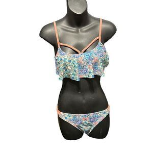 TRUE CRAFT A mix of florals and paisleys combine on a flounce top to create this